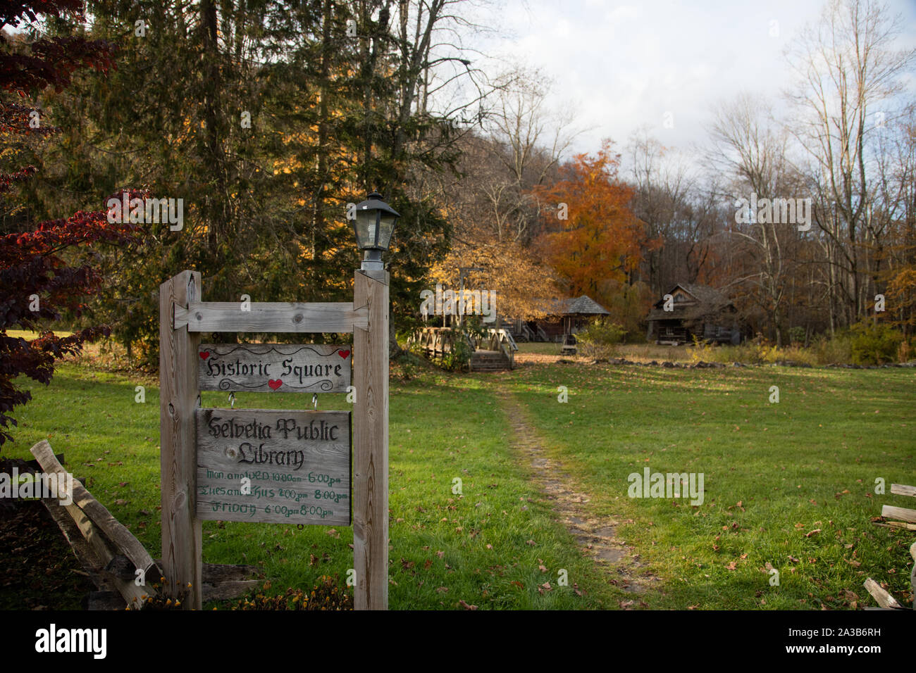 Segno per la piazza storica, compresa la città di biblioteca pubblica in minuscolo Helvetia, una volta la colonia svizzera in Randolph County, West Virginia Foto Stock
