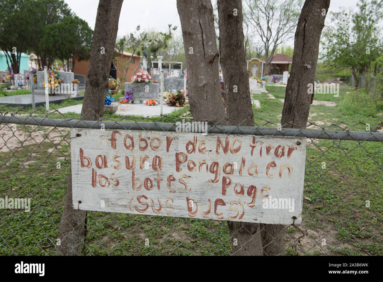 Firmare in un recinto che suona un piccolo cimitero di Los Ebanos, un piccolo insediamento denominato per l'ebano alberi che una volta che è cresciuto in profusione qui lungo il fiume Rio Grande in Hidalgo County, Texas Foto Stock