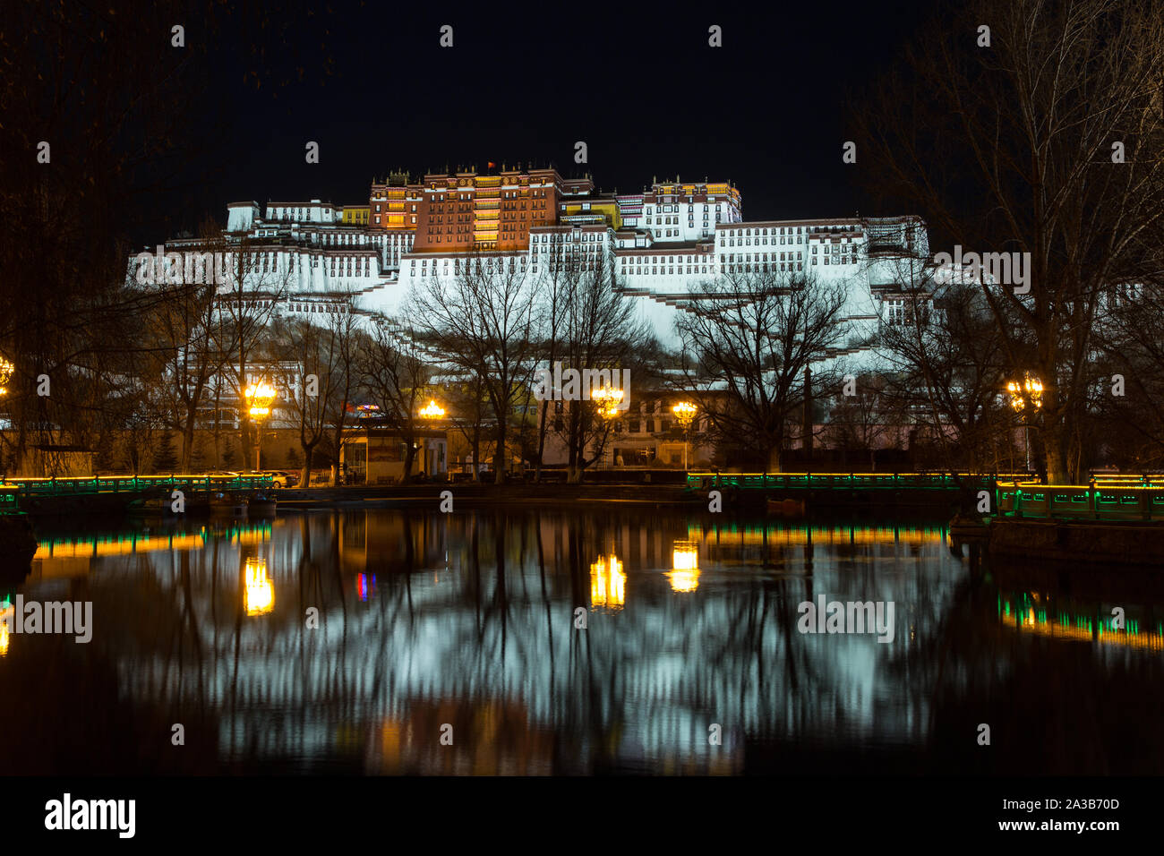 Il palazzo del Potala illuminata di notte e riflettendo nello stagno in Piazza Potala a Lhasa, in Tibet. In precedenza era il palazzo d'inverno del Dalai Lama. Foto Stock
