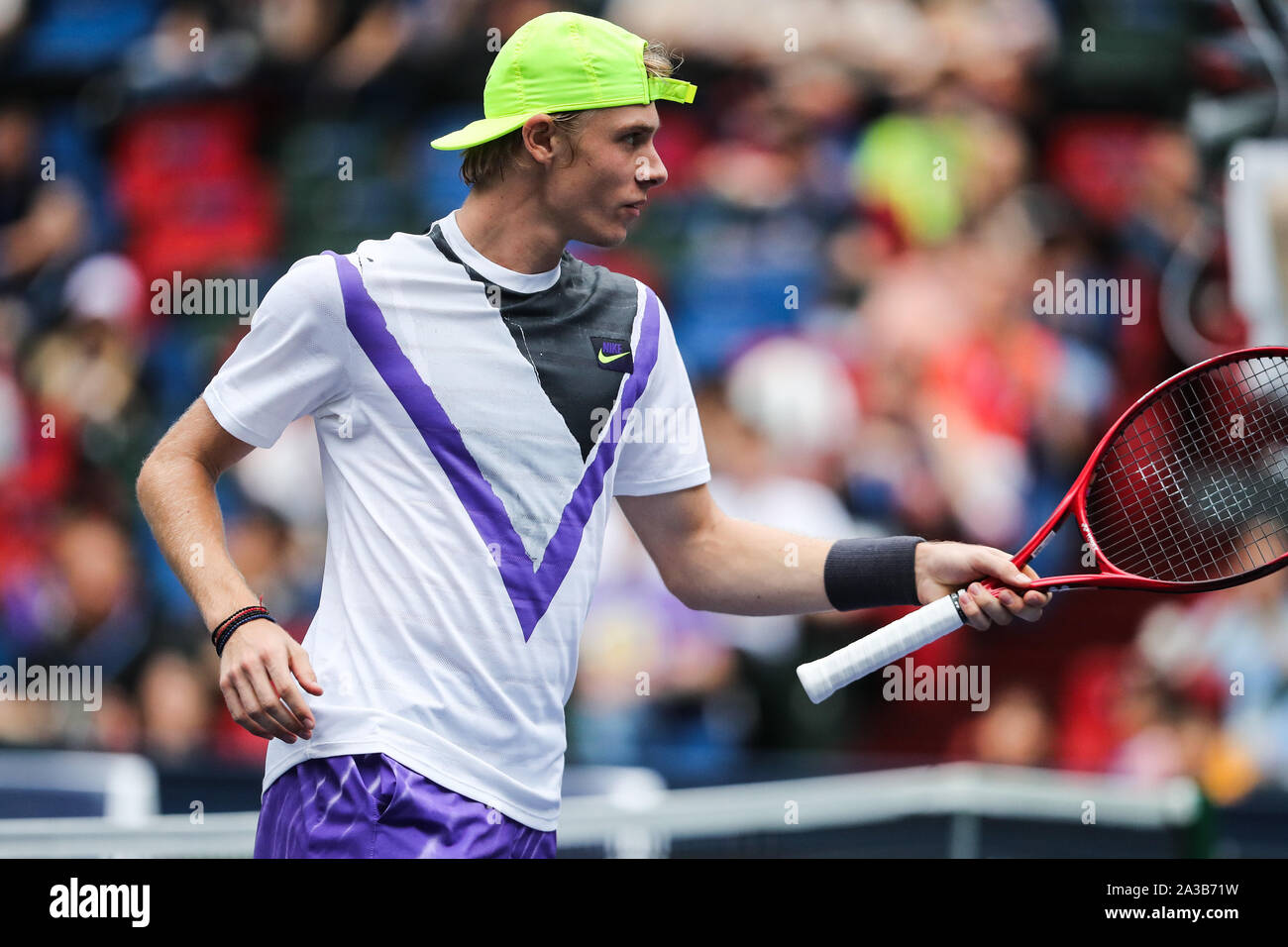 -Israeliano nato Canadian giocatore di tennis professionista Denis Shapovalov compete contro American giocatore di tennis professionista Francesca Tiafoe durante il primo round del 2019 Rolex Masters di Shanghai, in Cina a Shanghai, 7 ottobre 2019. American giocatore di tennis professionista Francesca Tiafoe fu sconfitto da israeliano nato a Canadian giocatore di tennis professionista Denis Shapovalov con da 0 a 2 in corrispondenza del primo round del 2019 Rolex Masters di Shanghai, in Cina a Shanghai, 7 ottobre 2019. Foto Stock