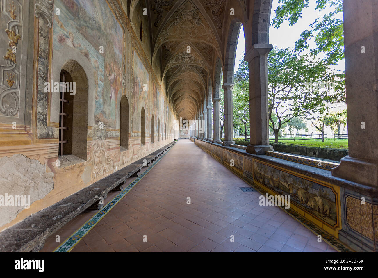 Pareti decorate nel corridoio del chiostro delle Clarisse nel monastero di Santa Chiara, Napoli, campania, Italy. Foto Stock