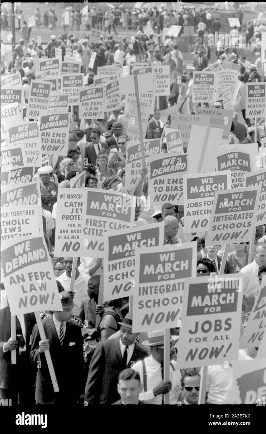 [Manifestanti hanno marciato in strada tenendo segni; [manifestanti hanno marciato in strada tenendo i segni durante il mese di marzo su Washington, 1963] / MST.; Foto Stock