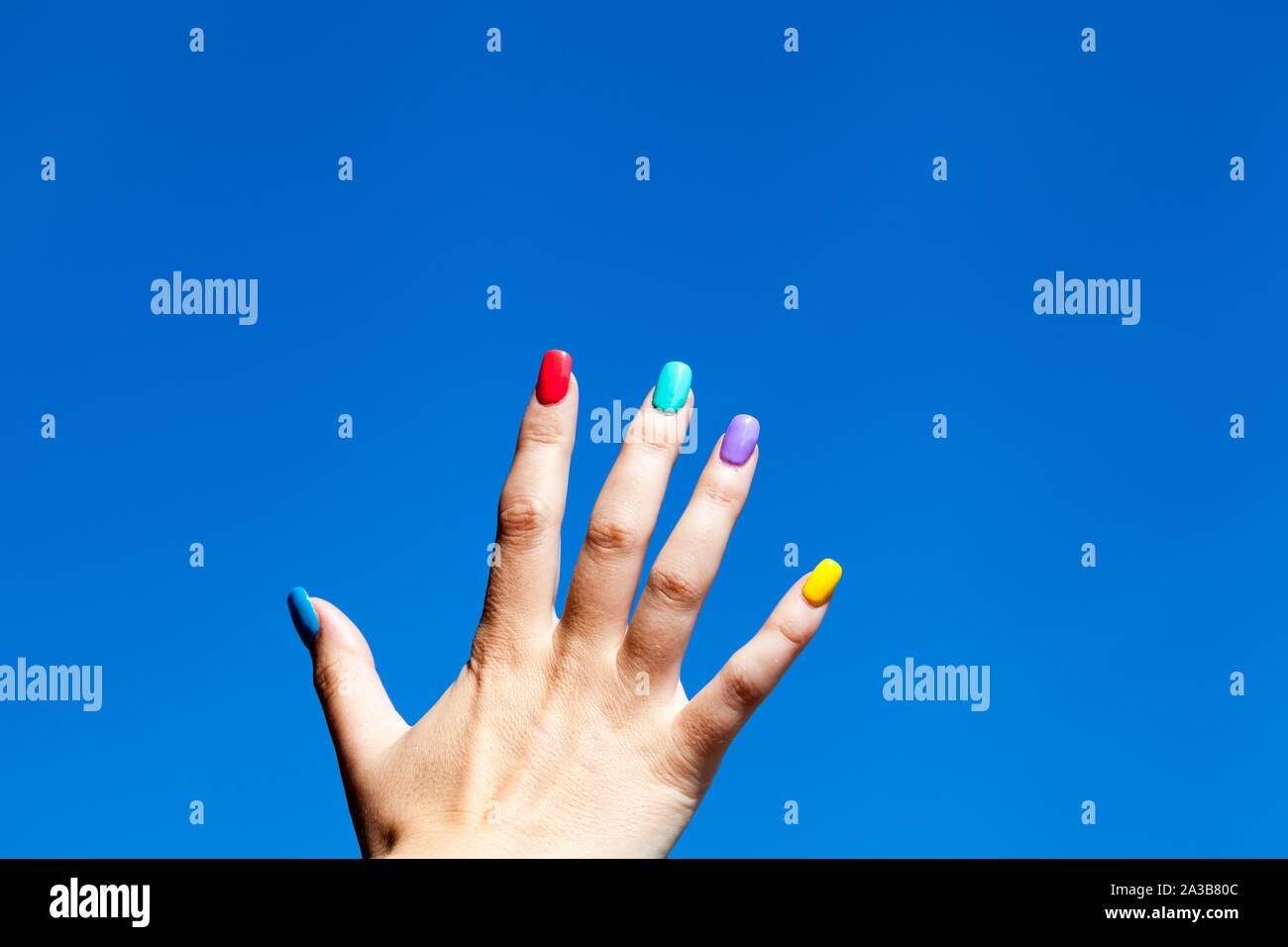 La mano di una donna con unghie verniciate Foto Stock