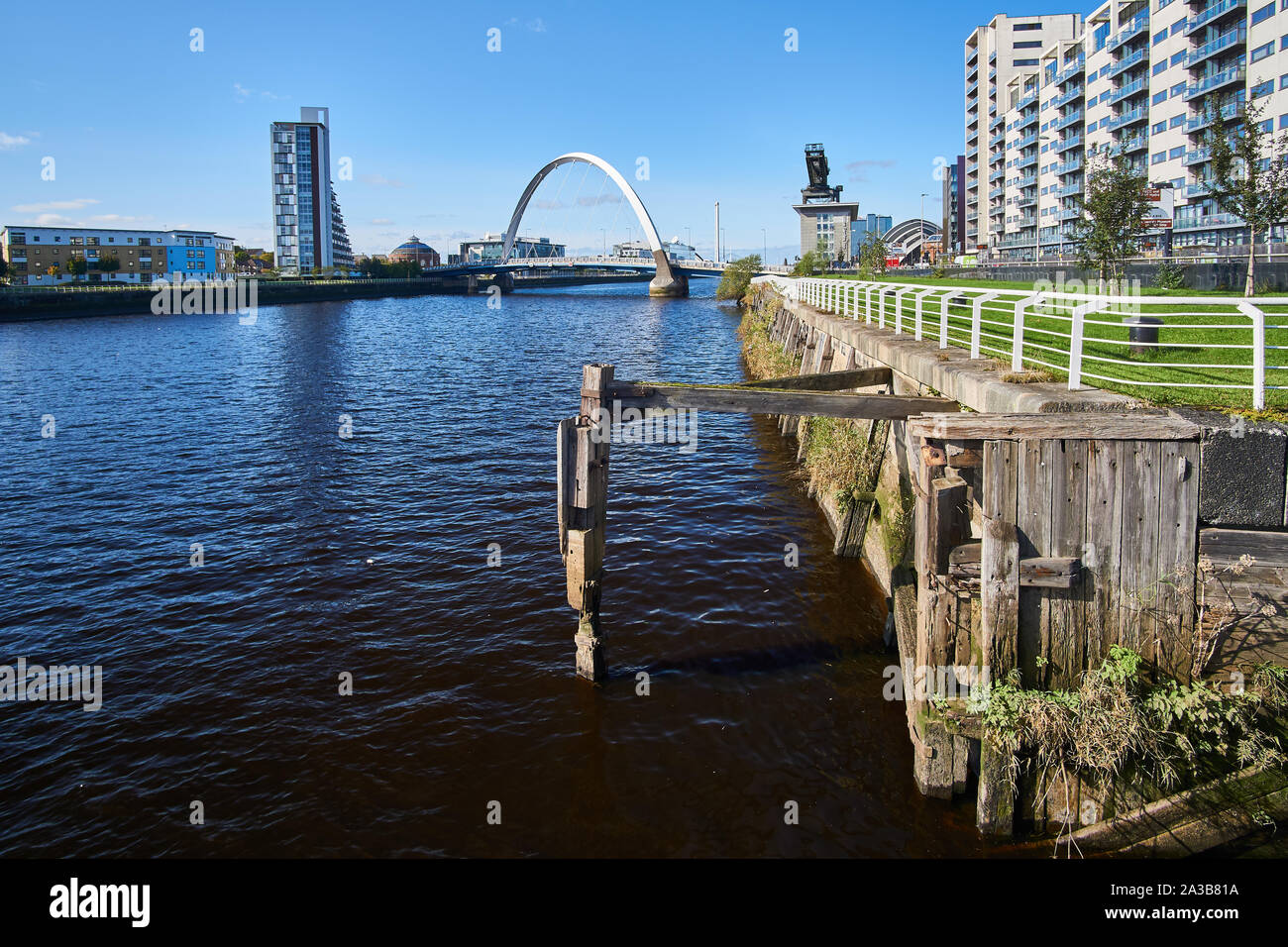 Una vista verso la Squinty ampio ponte dal Lancefield Quay a Glasgow, Regno Unito Foto Stock