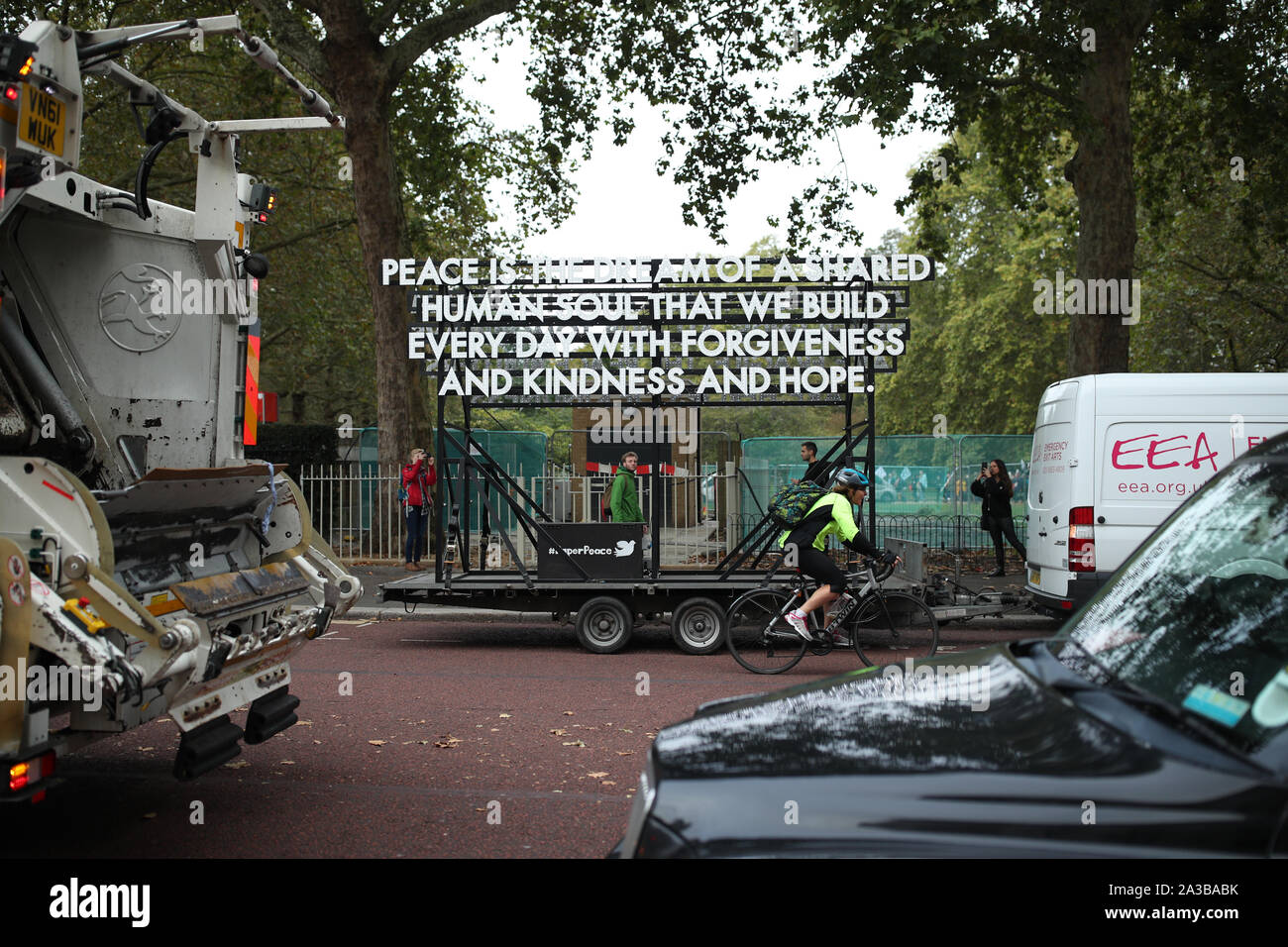 Un segno viene trainato passato il Ministero del Tesoro a Westminster come ribellione di estinzione (XR) le proteste iniziano a Londra. Foto Stock