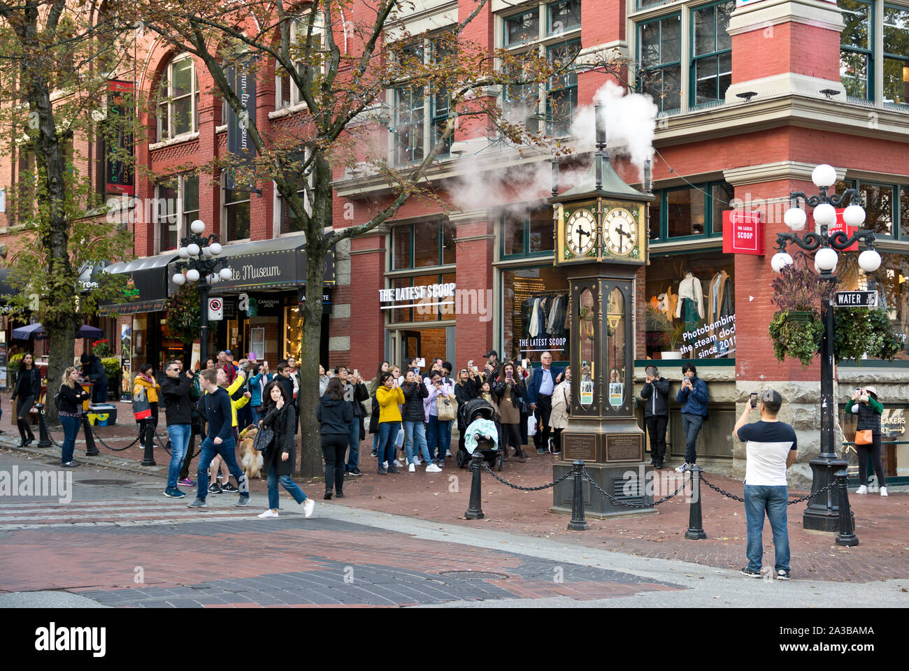 Una folla di gente che scattare foto con i loro telefoni cellulari dell'orologio a vapore nel Gastown Vancouver Canada. Foto Stock