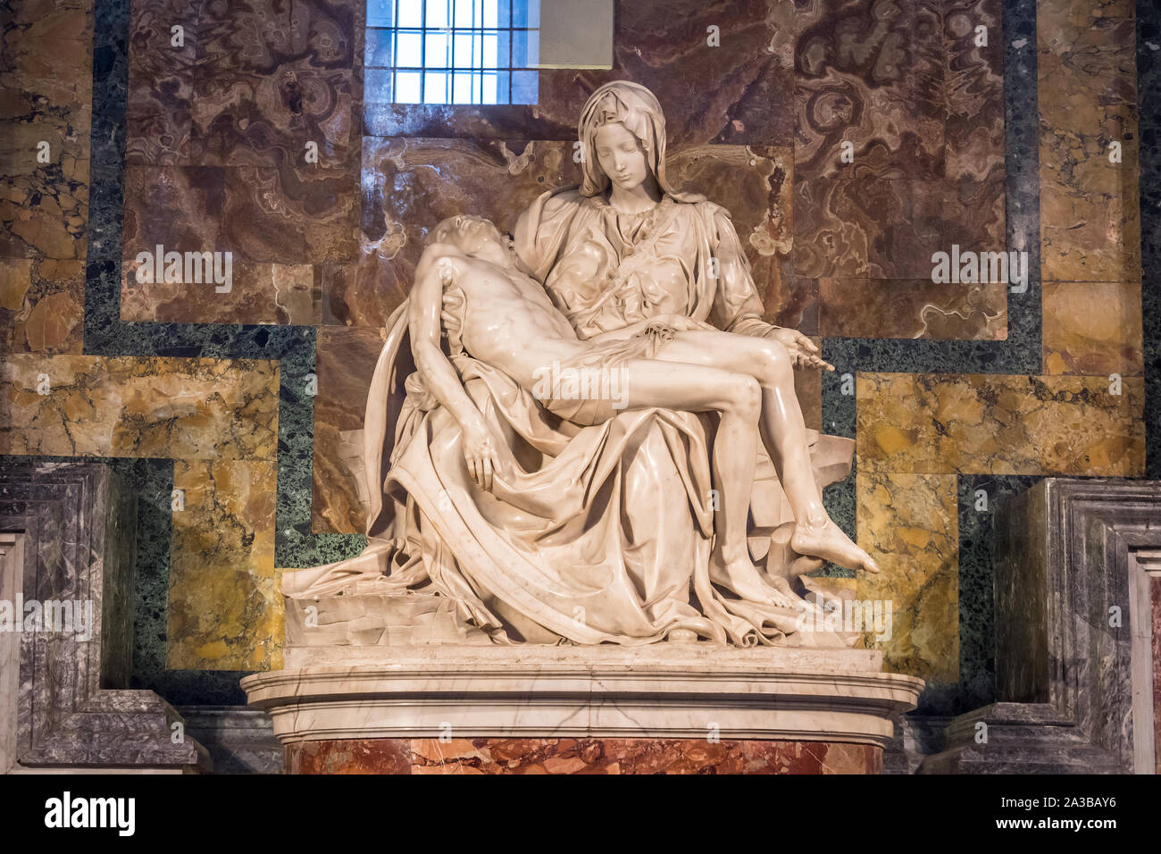 La pietà è un gruppo scultoreo in marmo di Michelangelo nel interno della Basilica Papale di San Pietro in Vaticano, Roma, Italia Foto Stock