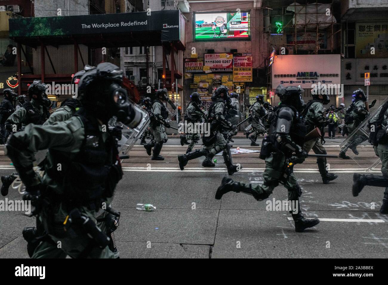 La polizia antisommossa prendere le strade di Wan Chai durante la dimostrazione.manifestanti sono andati a manifestare contro l'Anti-mask legge. Hong Kong è chief executive Carrie Lam invocato l uso dei regolamenti di emergenza ordinanza (ERO) consentendo al governo di vietare l'uso di maschere in pubbliche riunioni. Foto Stock