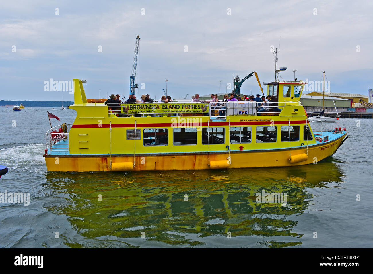 Le imbarcazioni da diporto " aiuto della regione dei laghi' traghetto parte Poole per il breve traversata a Brownsea Island nel porto di Poole. Foto Stock