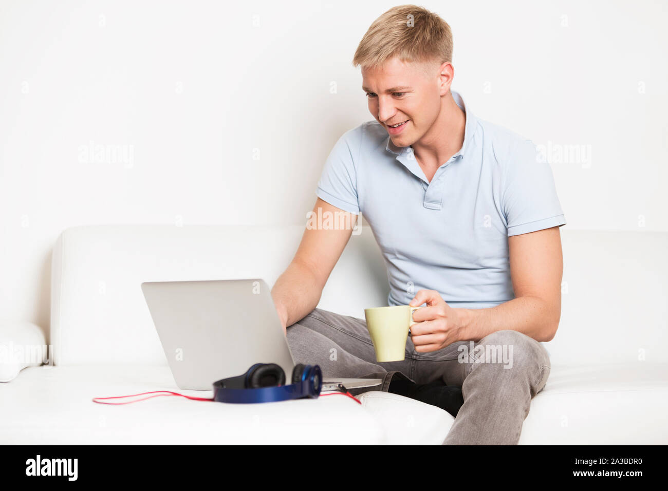 Comunicare comunicando immagini e fotografie stock ad alta risoluzione -  Alamy