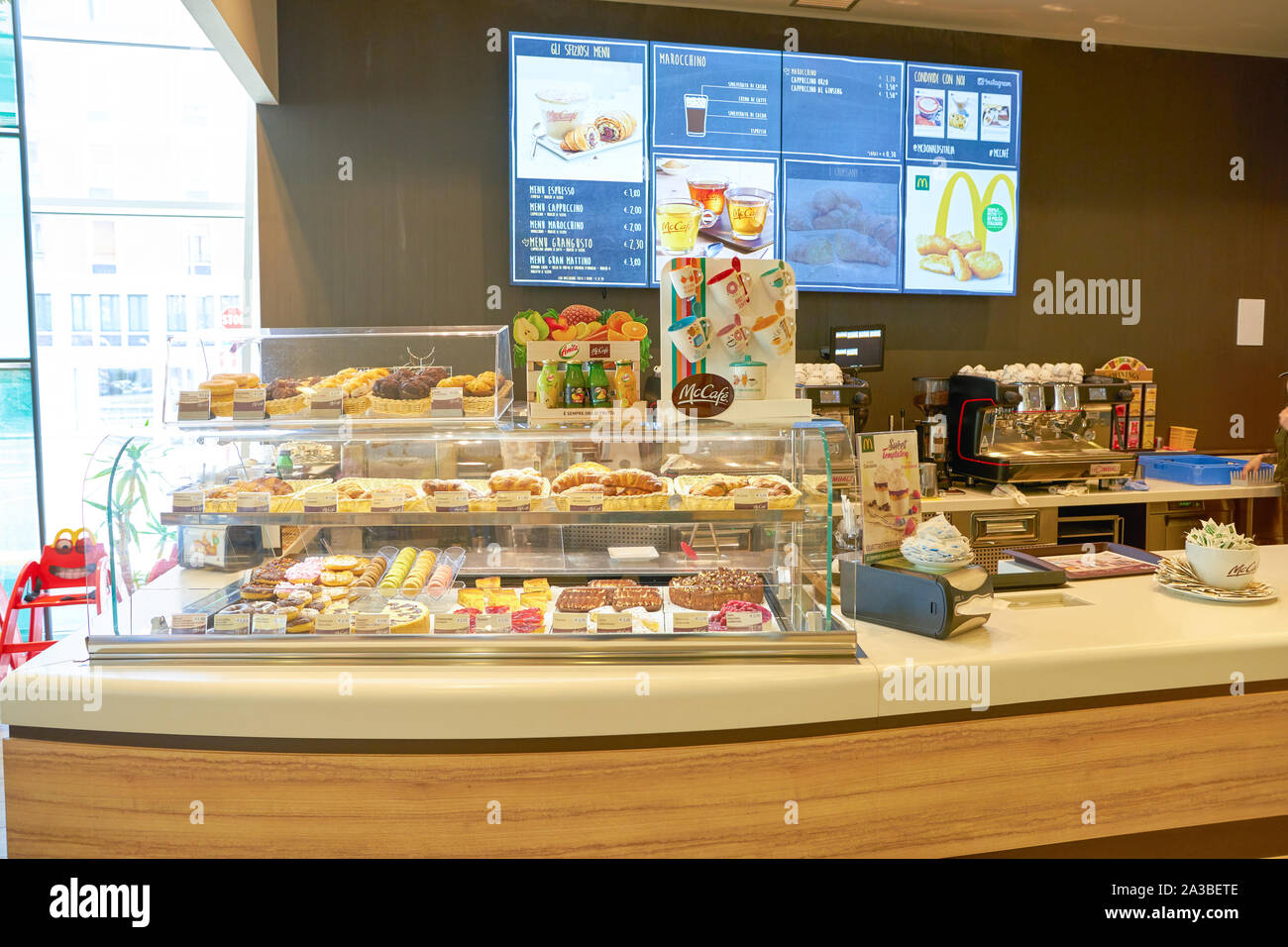 Venezia, Italia - circa maggio, 2019: contatore McCafe service al ristorante McDonald's a Venezia.. Foto Stock