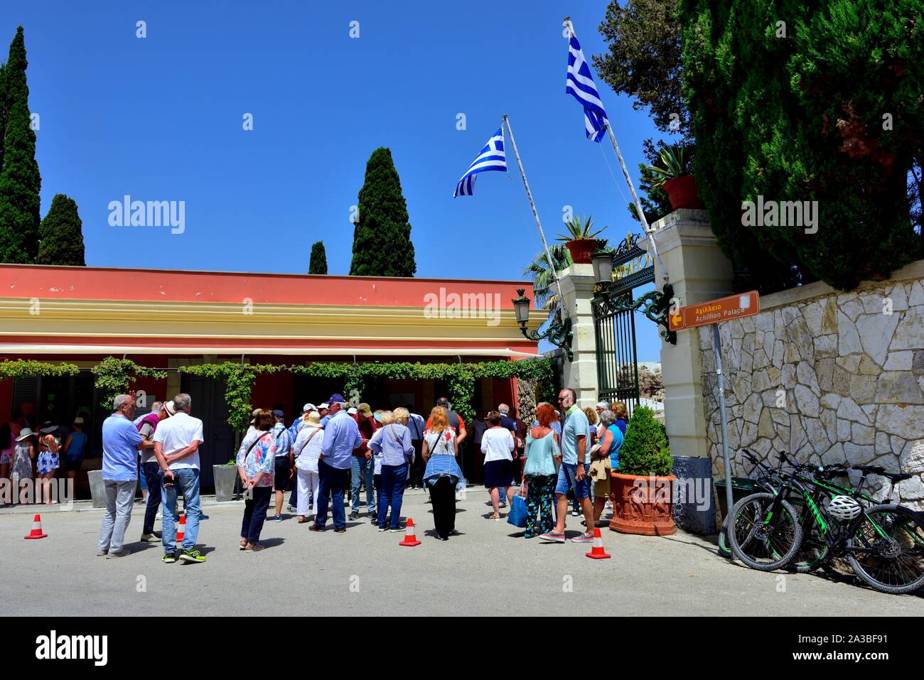 I turisti in attesa presso Palazzo Achilleion ingresso,Gastouri,l'isola di Corfù, isole Ionie, Grecia Foto Stock