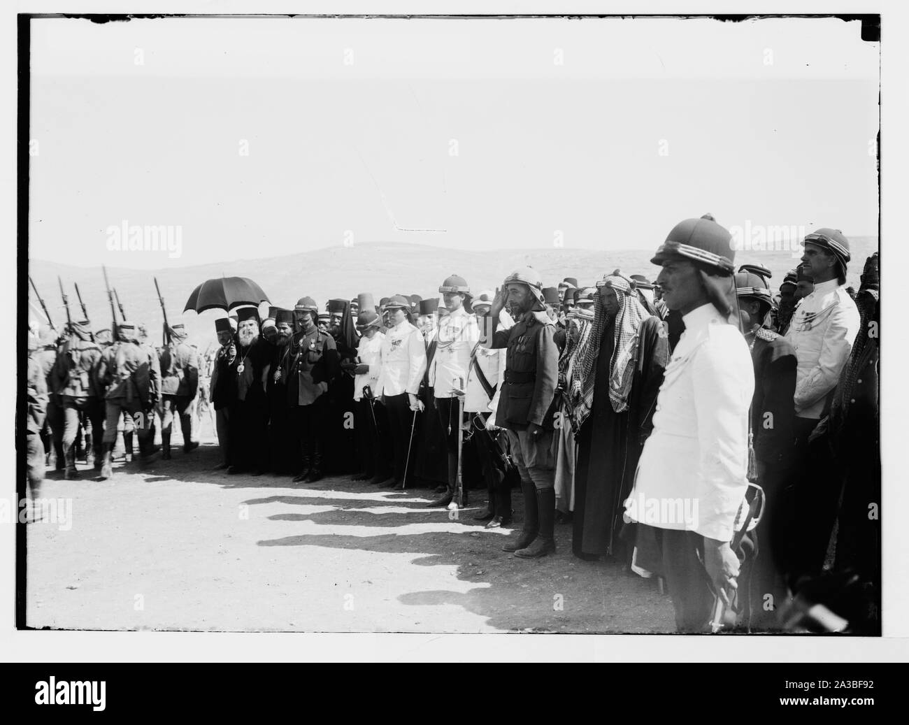 Sir Herbert Samuel della seconda visita di Transgiordania, ecc. H.M. Re Feisul [cioè Faisal] rivedendo le truppe di Amman. Foto Stock
