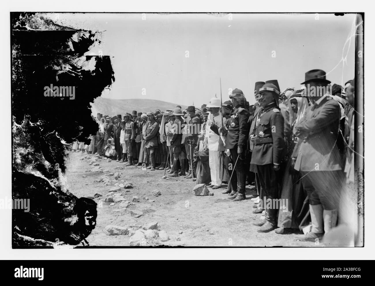 Sir Herbert Samuel, re Faisul [cioè Faisal] rivedendo le truppe di Amman Foto Stock