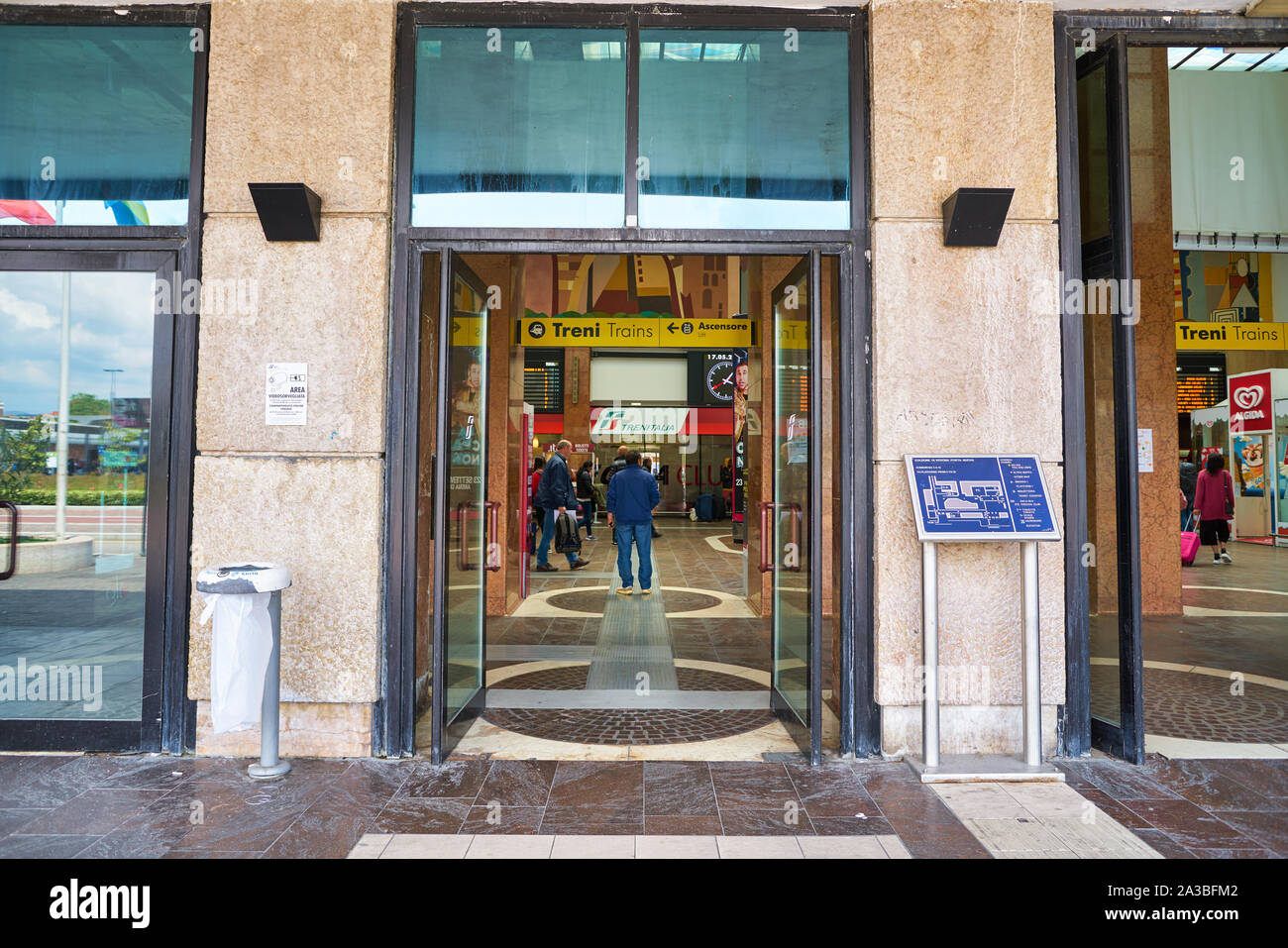 VERONA, Italia - circa maggio, 2019: ingresso alla stazione ferroviaria di Verona Porta Nuova. Foto Stock