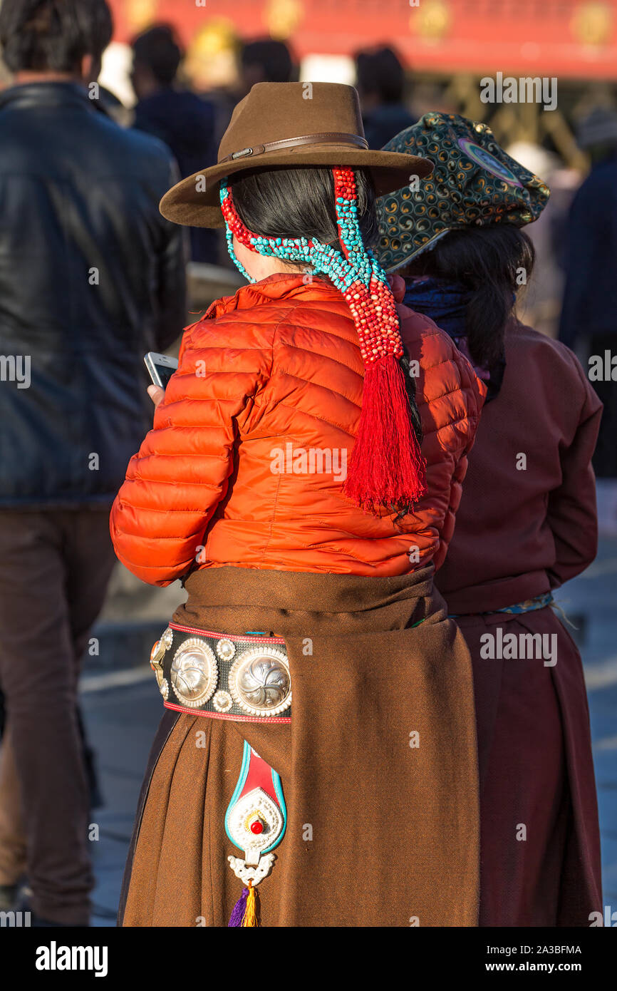 Un giovane Khamba donna tibetana del Kham regione del Tibet orientale su un pellegrinaggio per visitare luoghi santi in Lhasa, in Tibet. Foto Stock