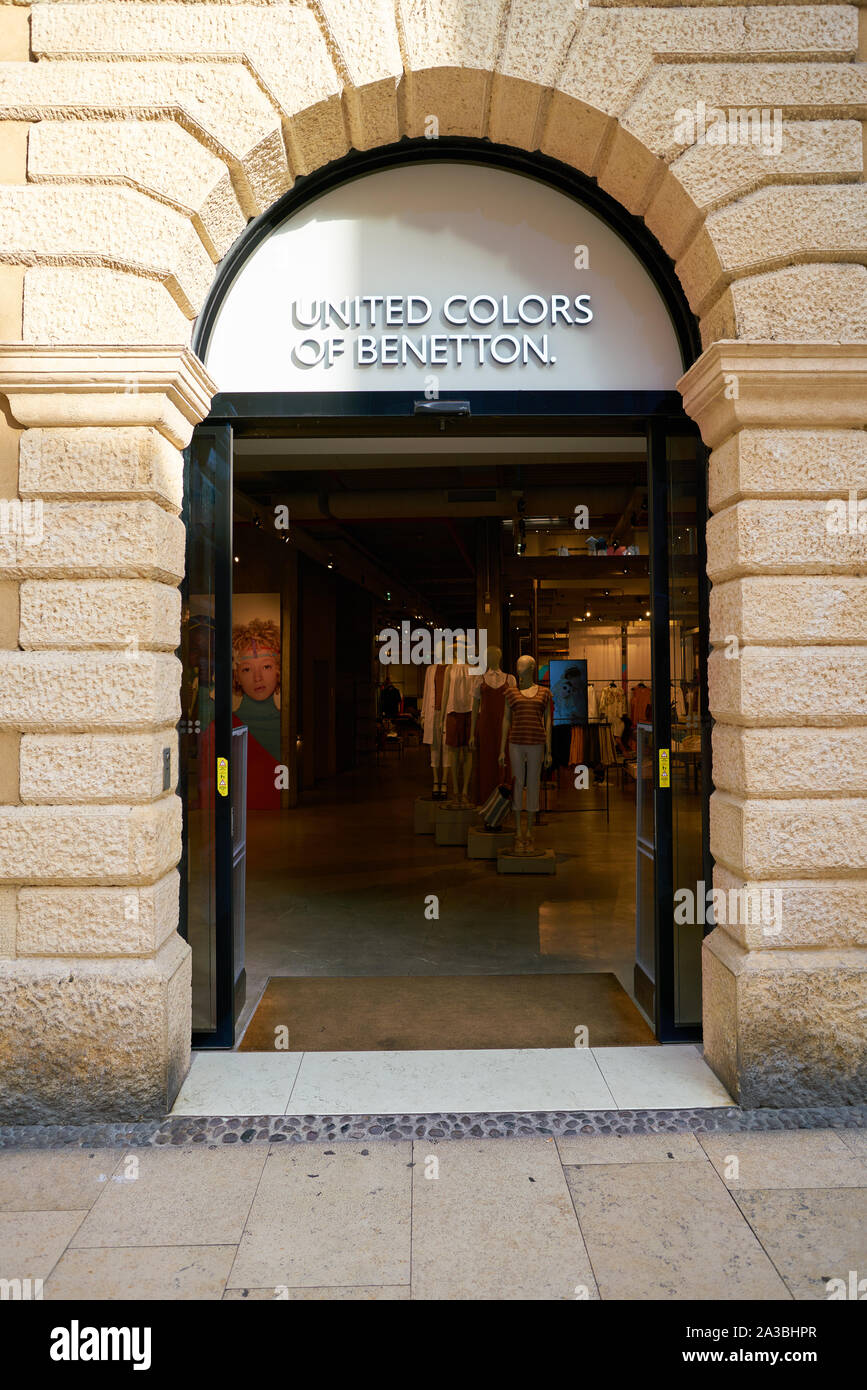 VERONA, Italia - circa maggio, 2019: ingresso di United Colors of Benetton  shop a Verona Foto stock - Alamy
