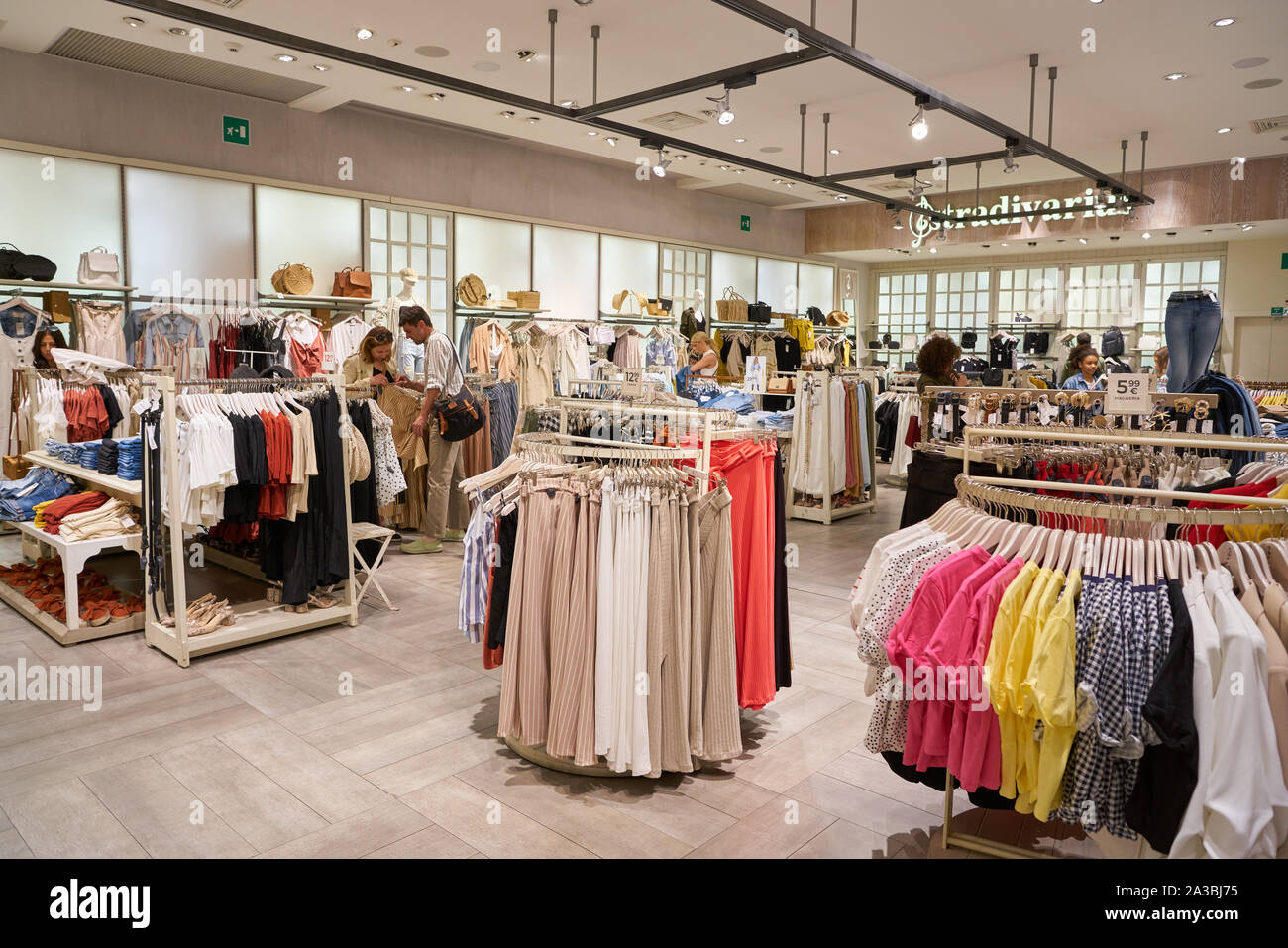 Stradivarius store immagini e fotografie stock ad alta risoluzione - Alamy