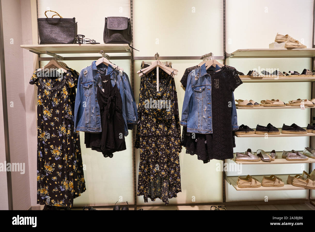 VERONA, Italia - circa maggio, 2019: interni colpo di Stradivarius store di  Verona. Stradivarius è un sistema internazionale di donne e uomini vestiti  di marca di moda Foto stock - Alamy