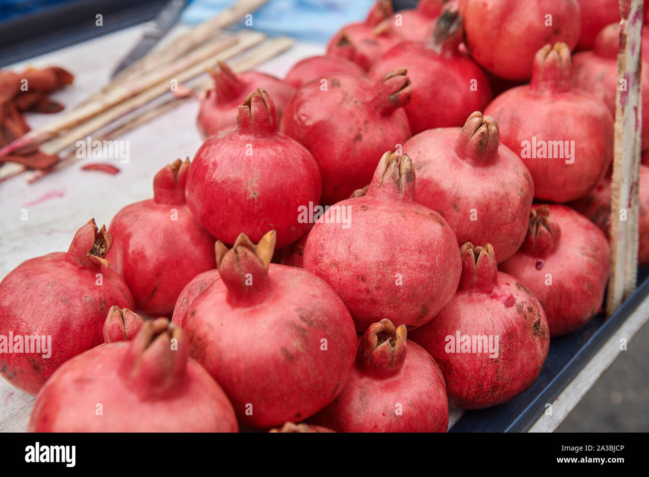 Un mazzetto di melograni al mercato. Frutti maturi sul tavolo. Naturale prodotti organici. Foto Stock