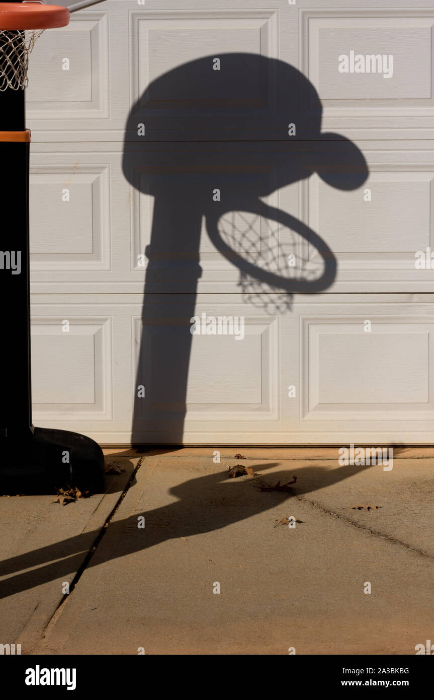 L'ombra di un bambino giocare a basket su un piccolo obiettivo. Foto Stock