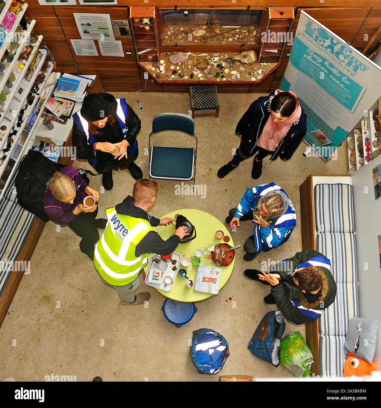 Pausa caffè nel punto Rossall torre di osservazione per Wyre Borough Consiglio volontario raccoglitrici di lettiera Foto Stock