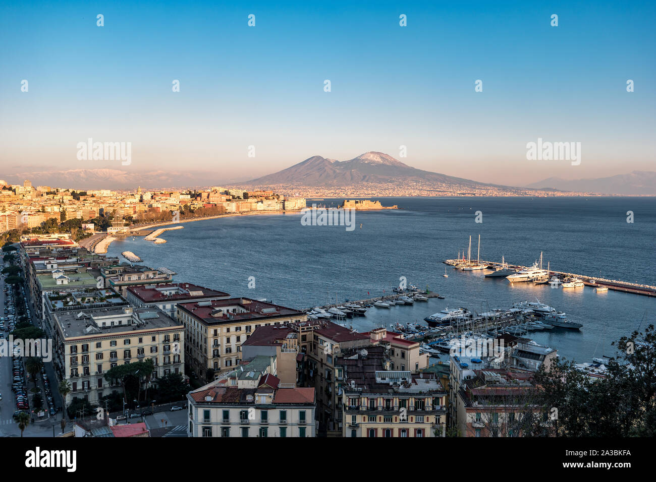 Vista panoramica del famoso Golfo di Napoli, Italia Foto Stock