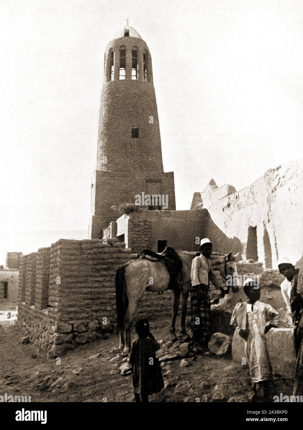 Un'annata 1936 foto di antiche rovine di una Moschea e minareto a ingranata / Mashad / Mashhad (significato il luogo del martirio). Conosciuta anche come la città di Ferdowsi Foto Stock