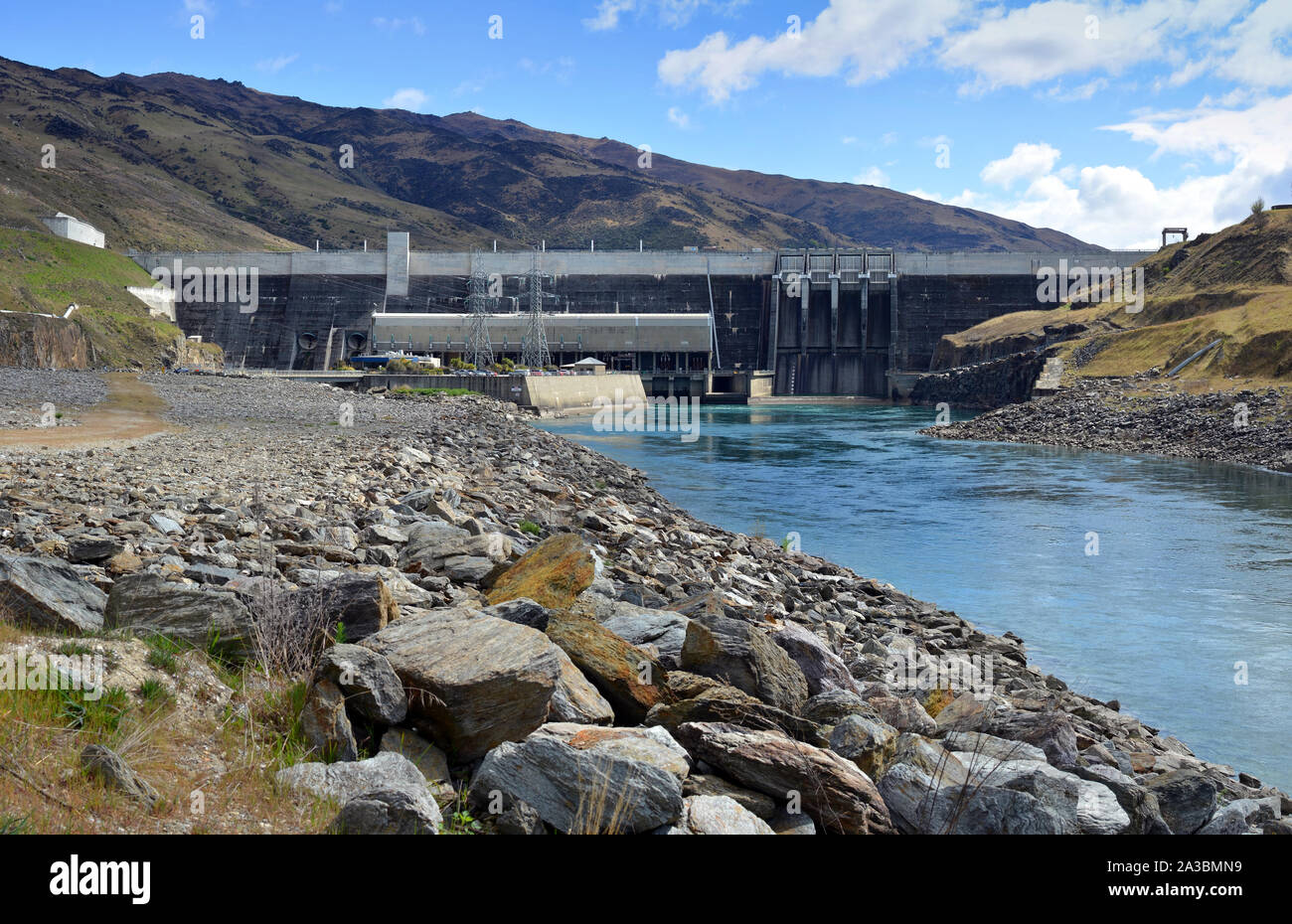 Vista del Clyde Idro Elettrica diga sul fiume Clutaha in Central Otago, Nuova Zelanda. Foto Stock