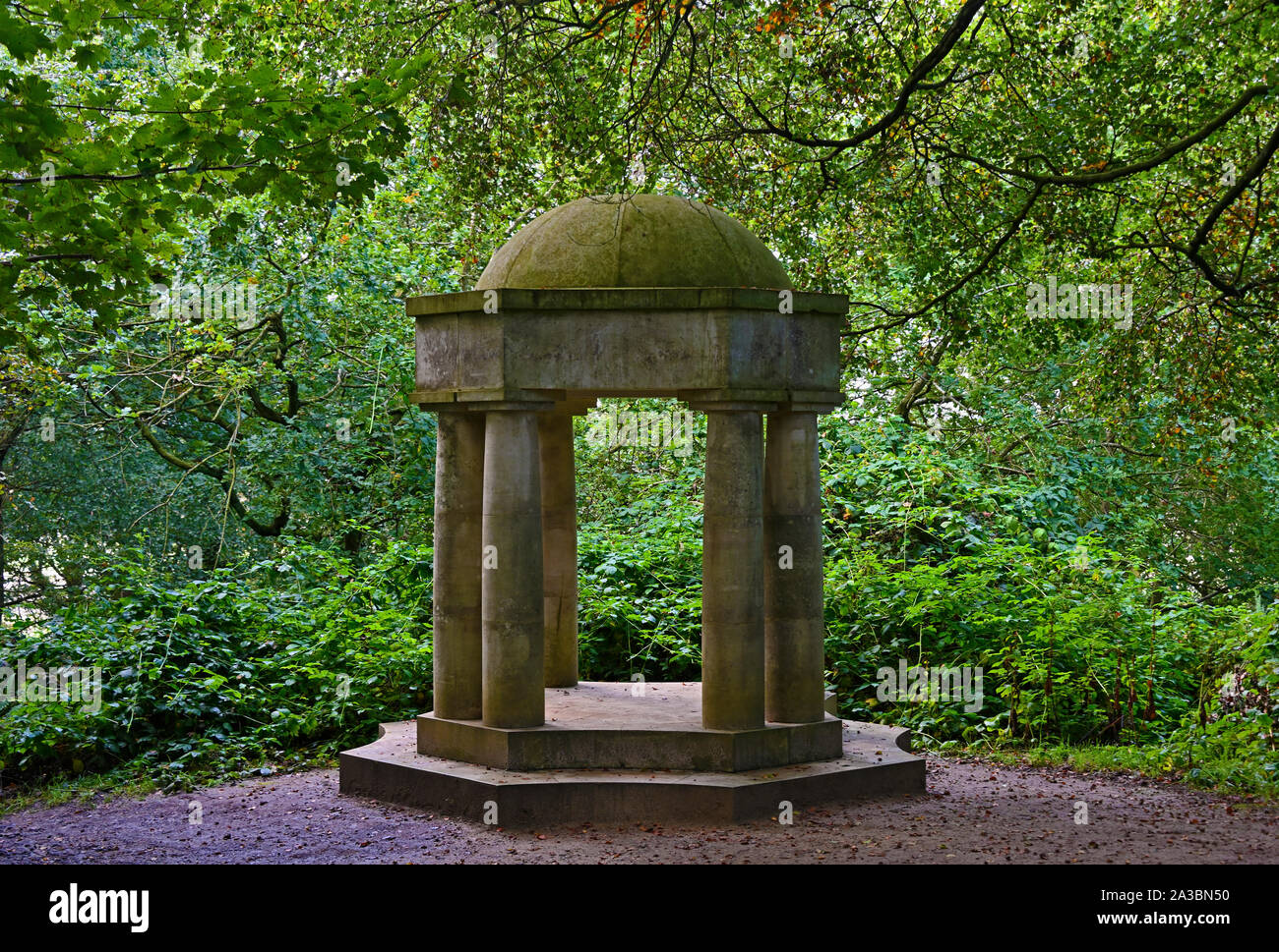 "Il Tempio di Apollo", outdoor artwork da Ian Hamilton Finlay. La collina di Gala legno, Giove Artland, Bonnington House, Wilkieston, West Lothian, Scozia, Regno Unito Foto Stock