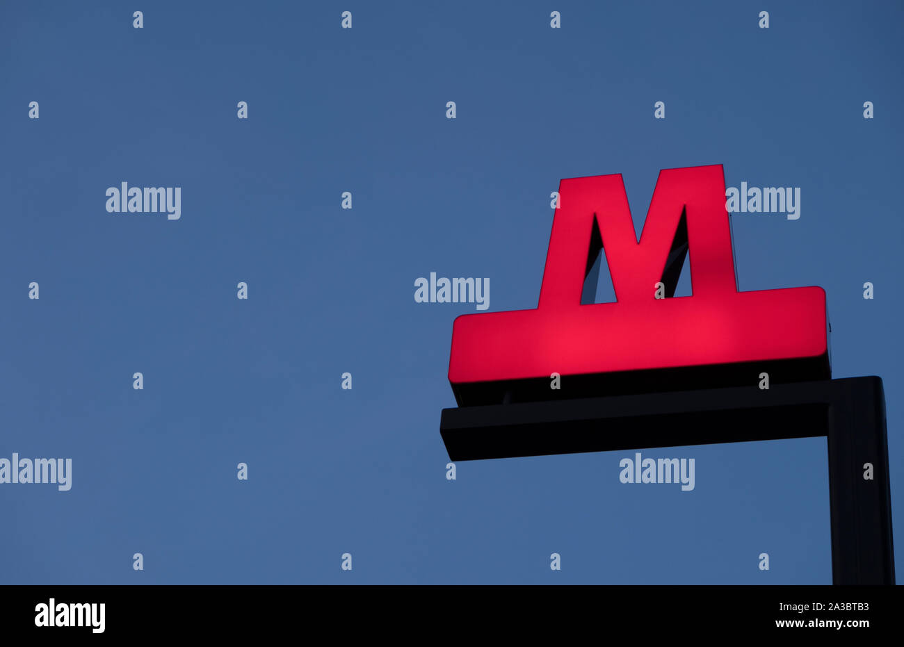 Segno della metropolitana al crepuscolo in Copenhagen, Danimarca Foto Stock