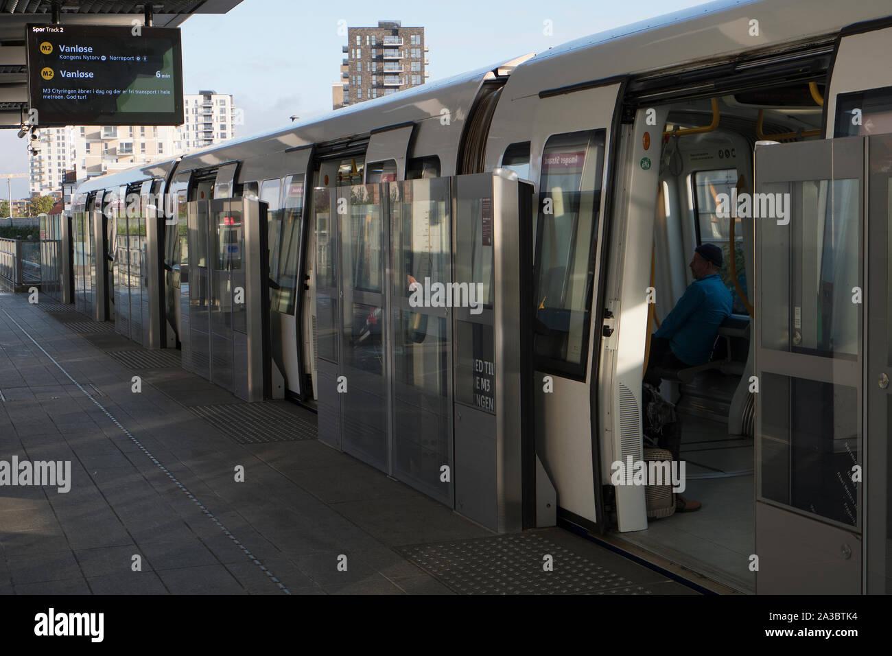 Il treno arriva a overground la stazione della metropolitana di Copenaghen, Danimarca Foto Stock