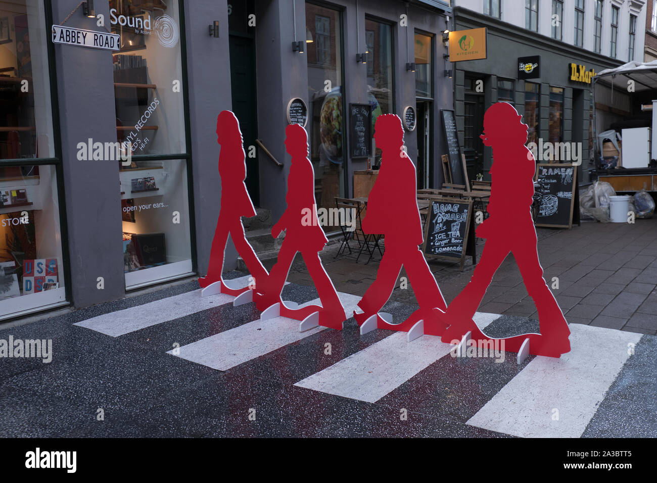 Intagli dei Beatles al di fuori di un negozio di musica a Copenhagen, Danimarca Foto Stock