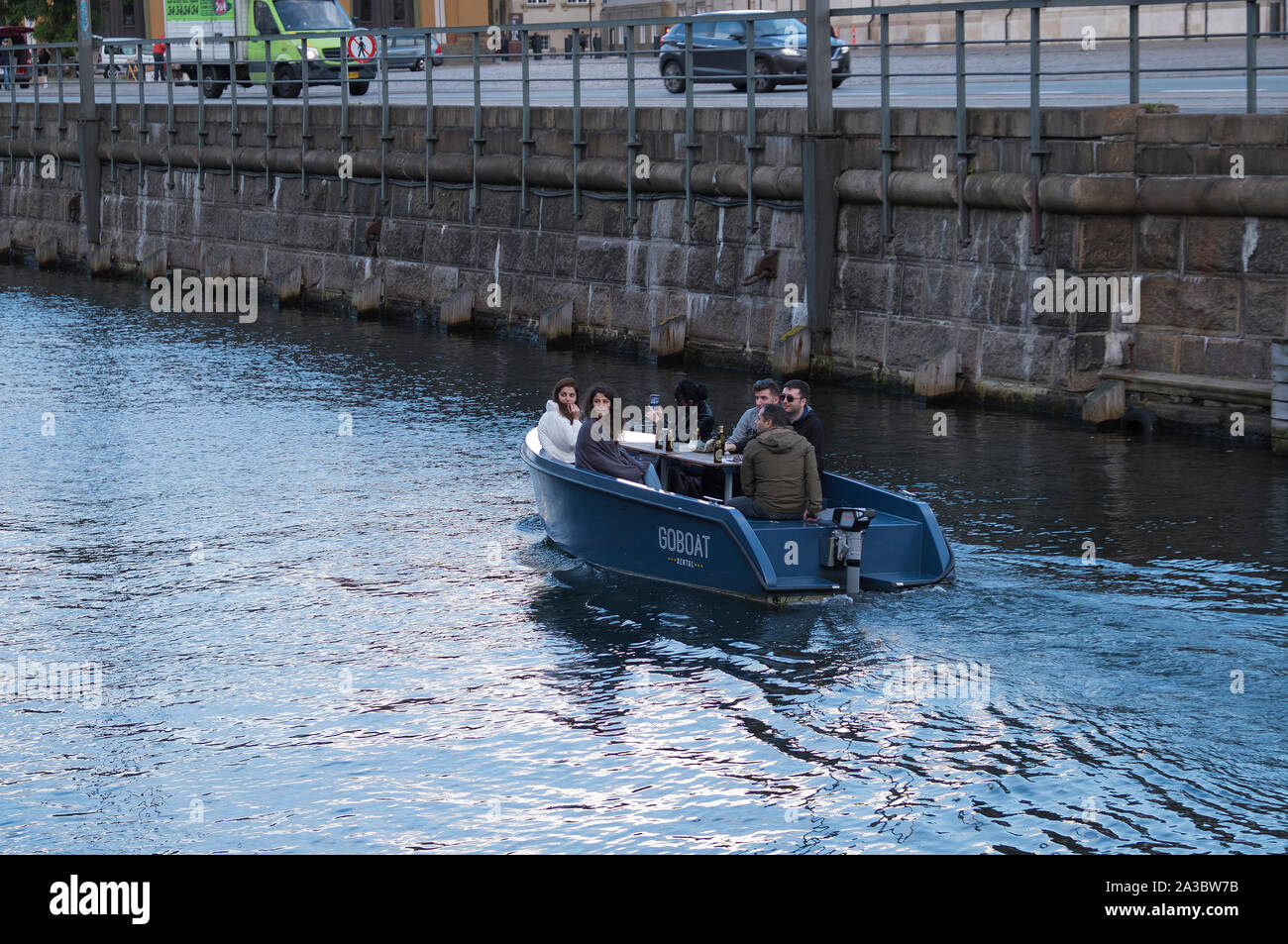 Turisti che utilizzano una carica solare noleggio barca a Copenhagen, Danimarca Foto Stock