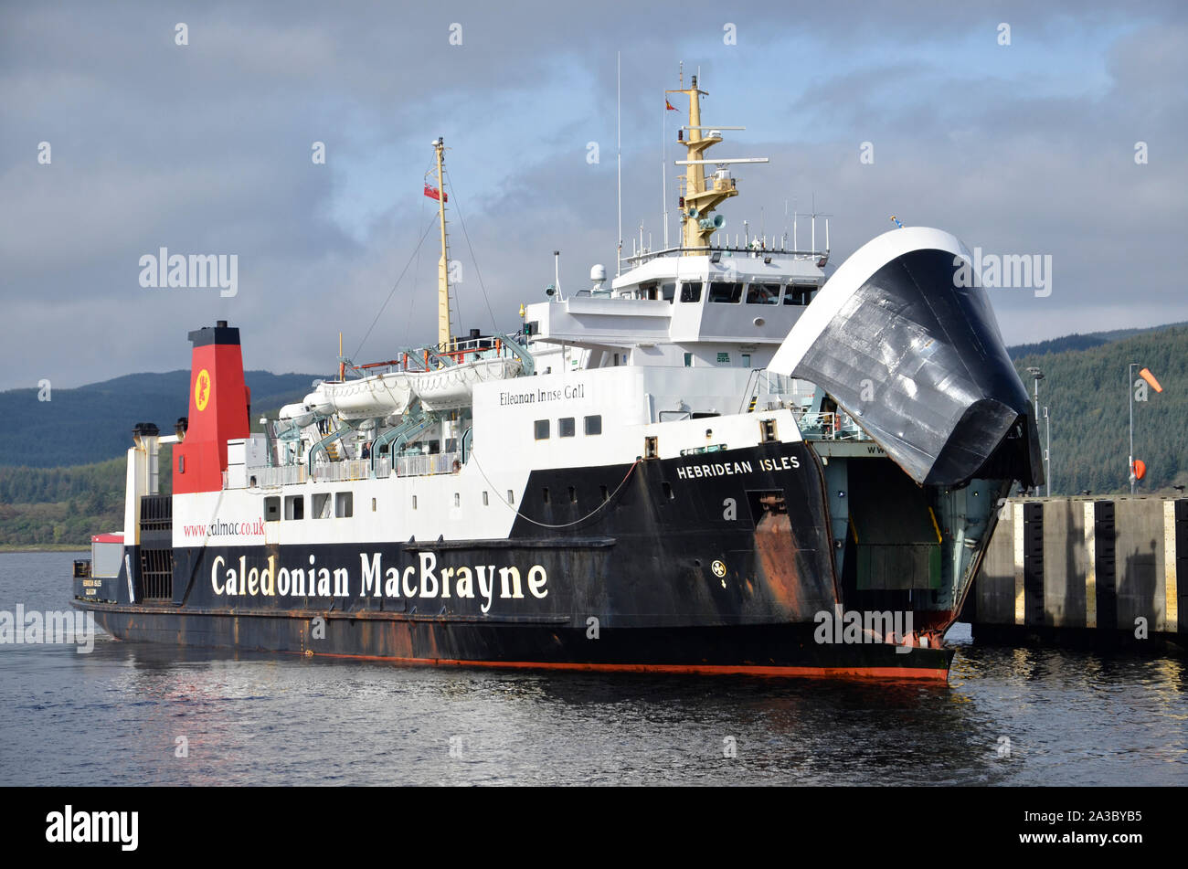 Un Calendonian MacBrayne traghetto sul percorso di Islay a Kennacraig su Mull of Kintyre, Scozia Foto Stock