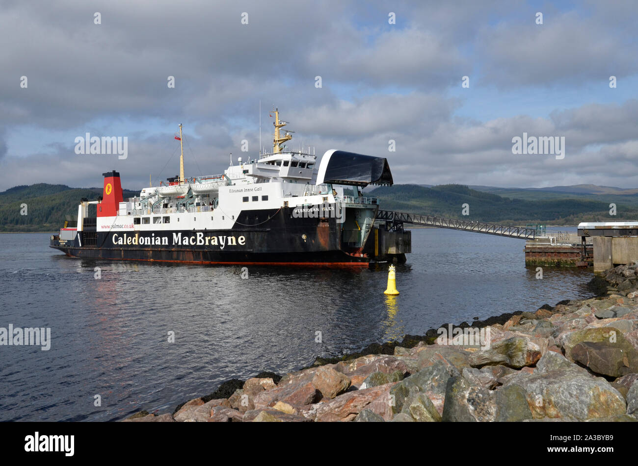Un Calendonian MacBrayne traghetto sul percorso di Islay a Kennacraig su Mull of Kintyre, Scozia Foto Stock