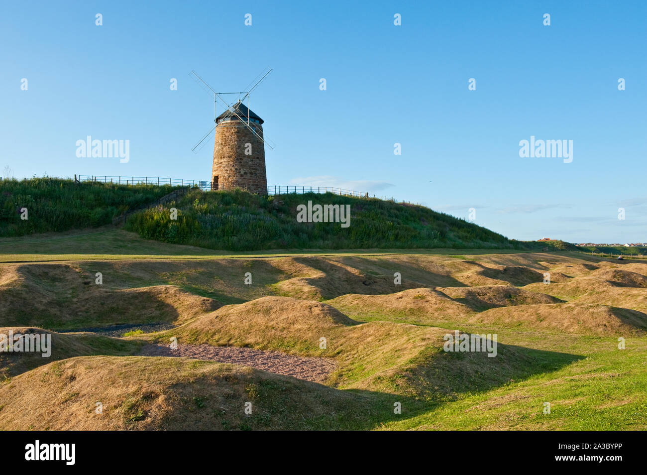 St Monans Windmill e resti delle saline. Fife, Scozia Foto Stock