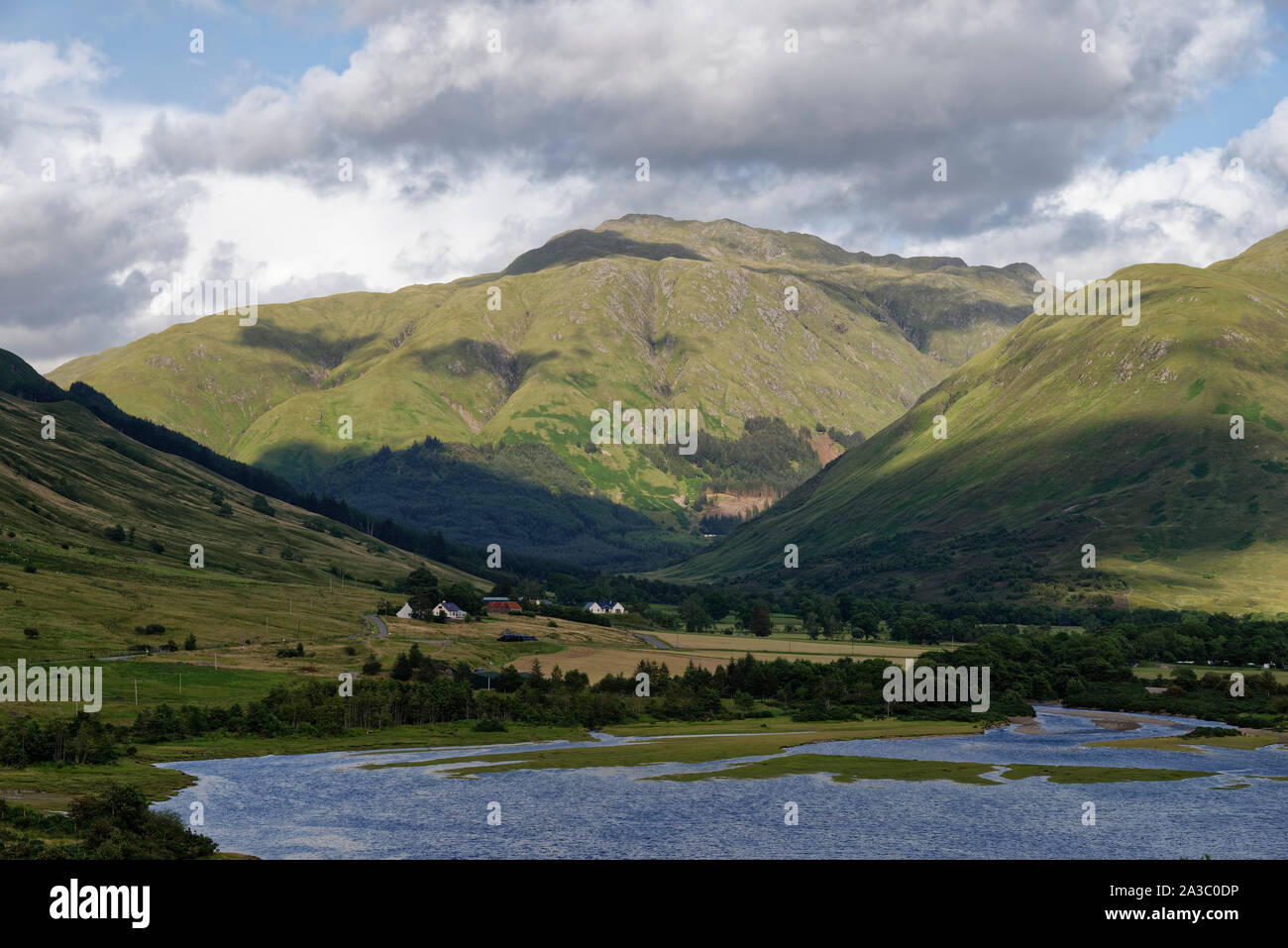 Strath Croe, Loch Duich, Highland, in Scozia, NEL REGNO UNITO UN' Ghlas-bheinn (centro) & Beinn Bhuidhe (destra) Foto Stock