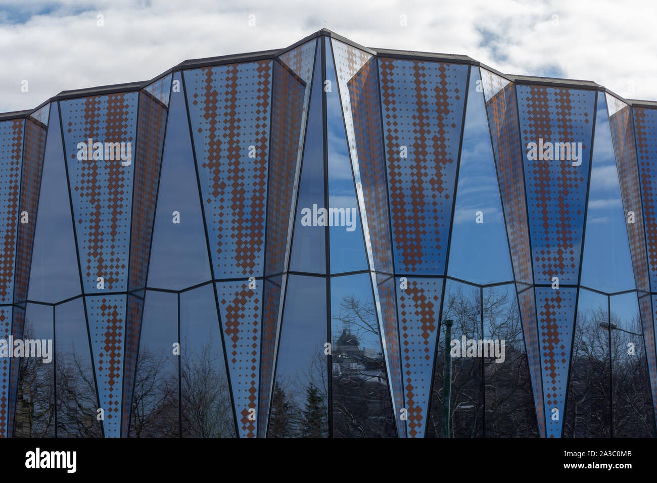 Vetro e riflessioni a Tallinn in Estonia Foto Stock