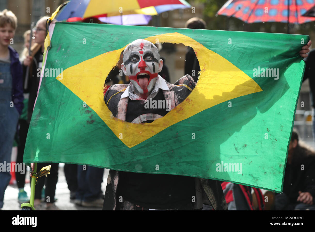 Un manifestante durante una ribellione di estinzione (XR) dimostrazione in Westminster, Londra. Foto Stock