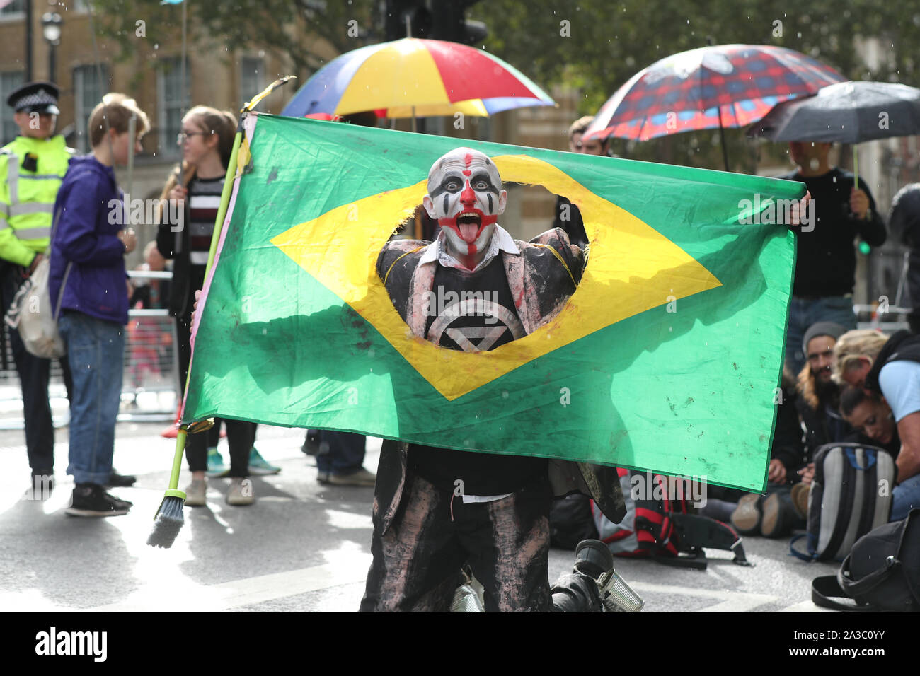 Un manifestante durante una ribellione di estinzione (XR) dimostrazione in Westminster, Londra. Foto Stock