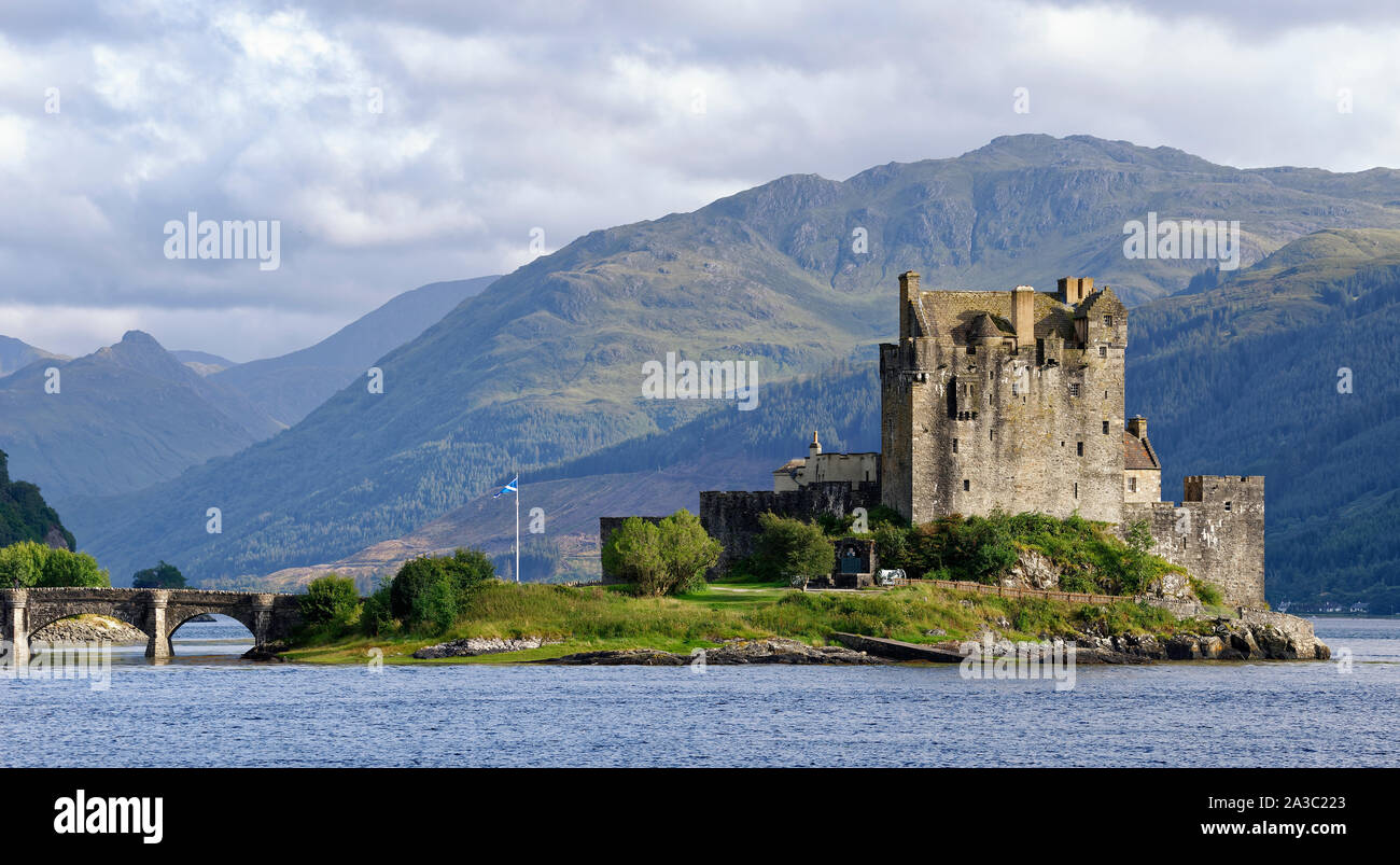 Eilean Donan Castle e Loch Duich, Dornie, Highland, Scozia il castello del XIII secolo ricostruito agli inizi del XX secolo, Sgurr Mhic Bharraich dietro Foto Stock