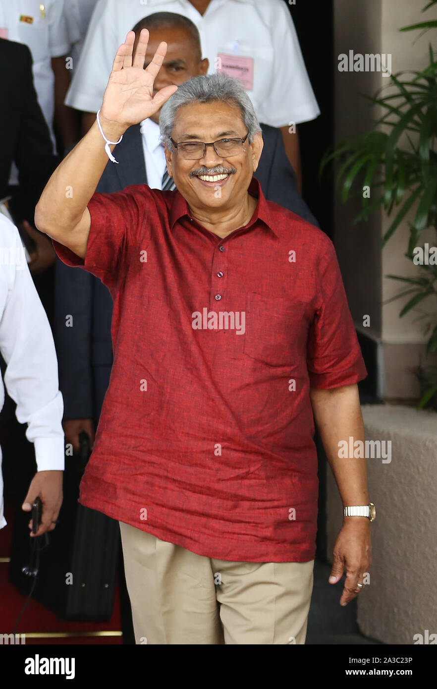 Colombo, Sri Lanka. Il 7 ottobre, 2019. Sri Lanka candidato presidenziale ed ex capo della difesa Gotabaya Rajapaksa onde ai media come egli lascia alla commissione elettorale previa consegna candidature papers in Colombo, Colombo, Sri Lanka, lunedì di ottobre. 7, 2019. Credito: Pradeep Dambarage/ZUMA filo/Alamy Live News Foto Stock