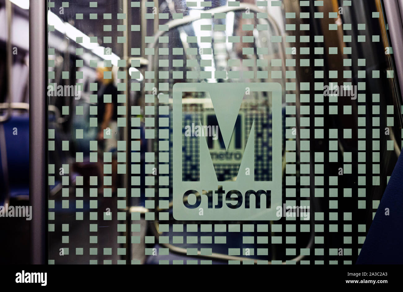 Washington DC, Stati Uniti d'America - 9 Giugno 2019: Washington Metropolitan Area Transit Authority WMATA metro logo sulla nuova serie 7000 treno Foto Stock