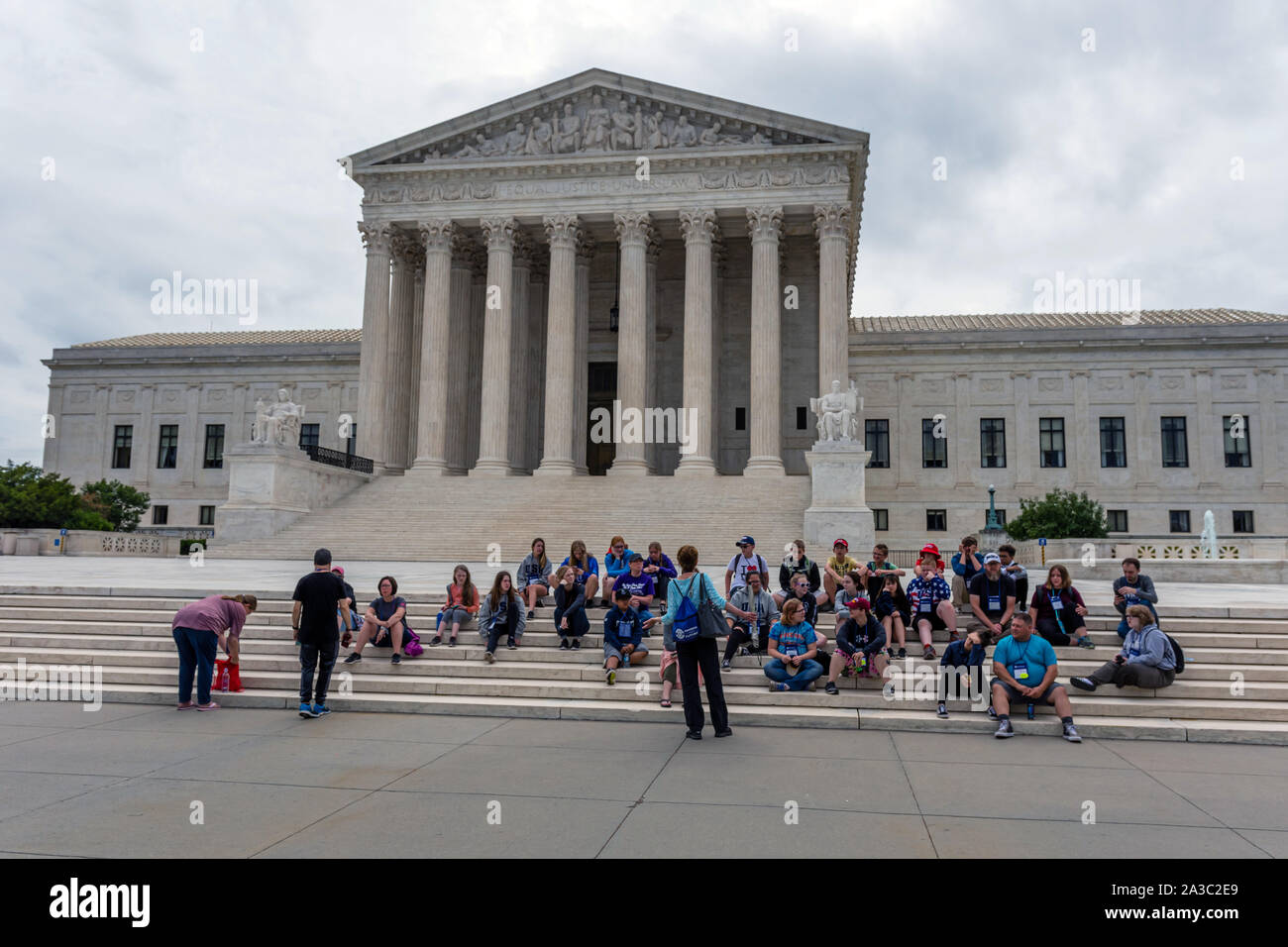Washington DC, Stati Uniti d'America - 9 Giugno 2019: turisti per le scale della Corte suprema degli Stati Uniti d'America Foto Stock