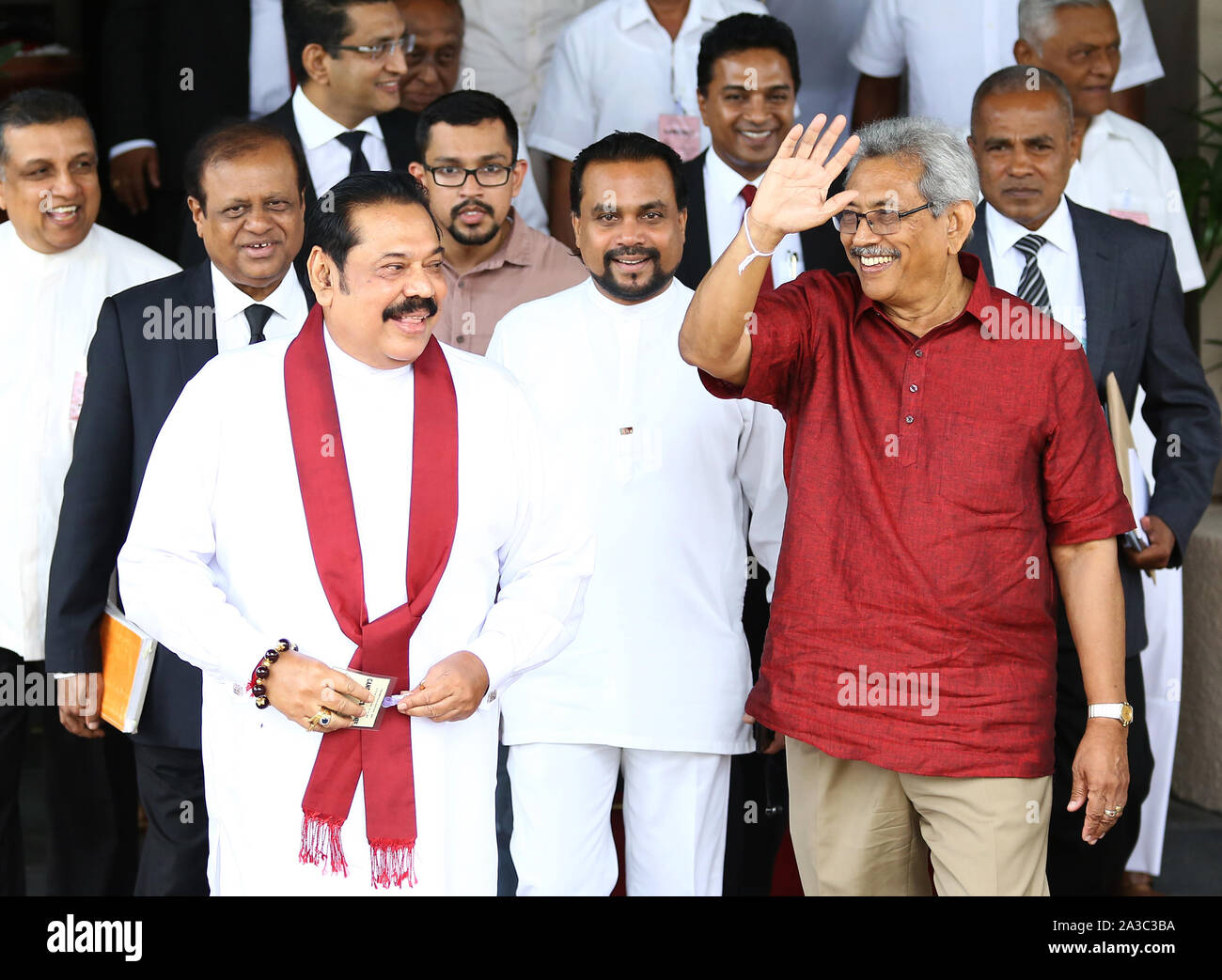 Colombo, Sri Lanka. Il 7 ottobre, 2019. Sri Lanka candidato presidenziale ed ex capo della difesa Gotabaya Rajapaksa lascia alla commissione elettorale con il fratello e ex presidente Mahinda Rajapaksa, sinistra, previa consegna candidature papers in Colombo, Colombo, Sri Lanka, lunedì di ottobre. 7, 2019. Credito: Pradeep Dambarage/ZUMA filo/Alamy Live News Foto Stock