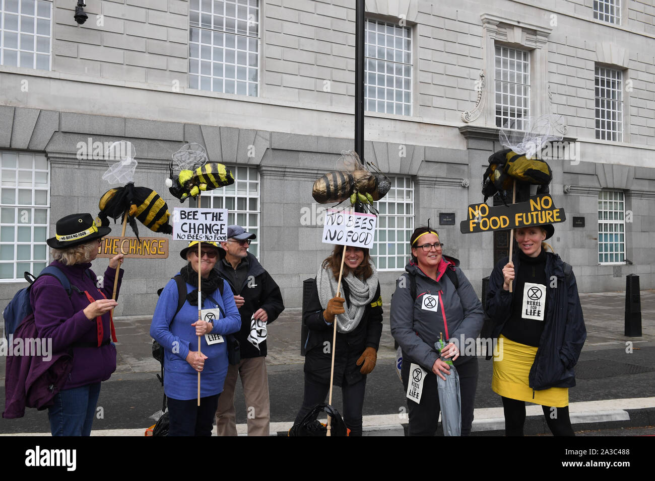 Manifestanti carryings modelli di api durante una ribellione di estinzione protesta in Westminster, Londra. Foto Stock