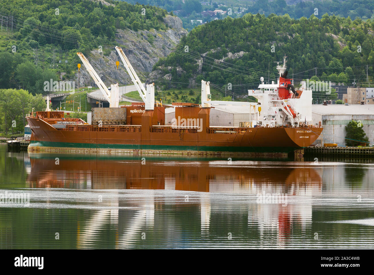 Nave da carico caricamento della carta al mulino di carta a Corner Brook Terranova in Canada Foto Stock