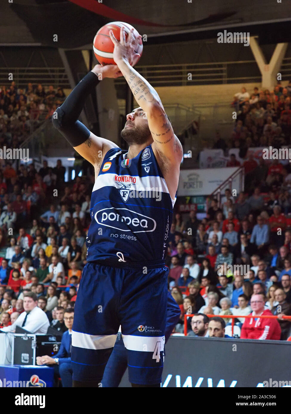 Aradori della Fortitudo bologna su shot vs varese durante Openjobmetis Varese Vs Fortitudo Bologna , Varese, Italia, 06 ott 2019, Basket Baske italiano Foto Stock