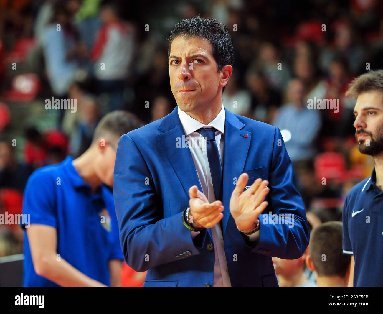 Coach antimo martino della Fortitudo bologna durante Openjobmetis Varese Vs Fortitudo Bologna , Varese, Italia, 06 ott 2019, Basketball Basketbal italiano Foto Stock